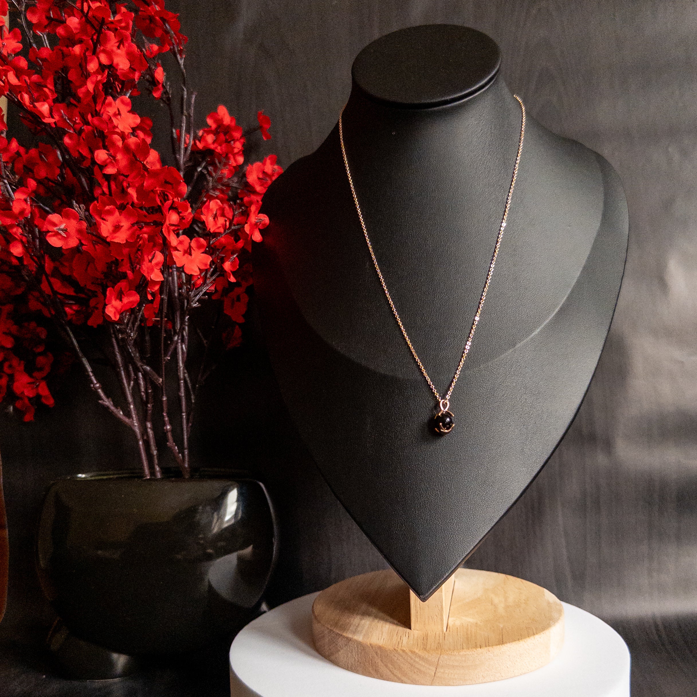 Adele Luxurious Necklace – Gold Chain with black charming stone