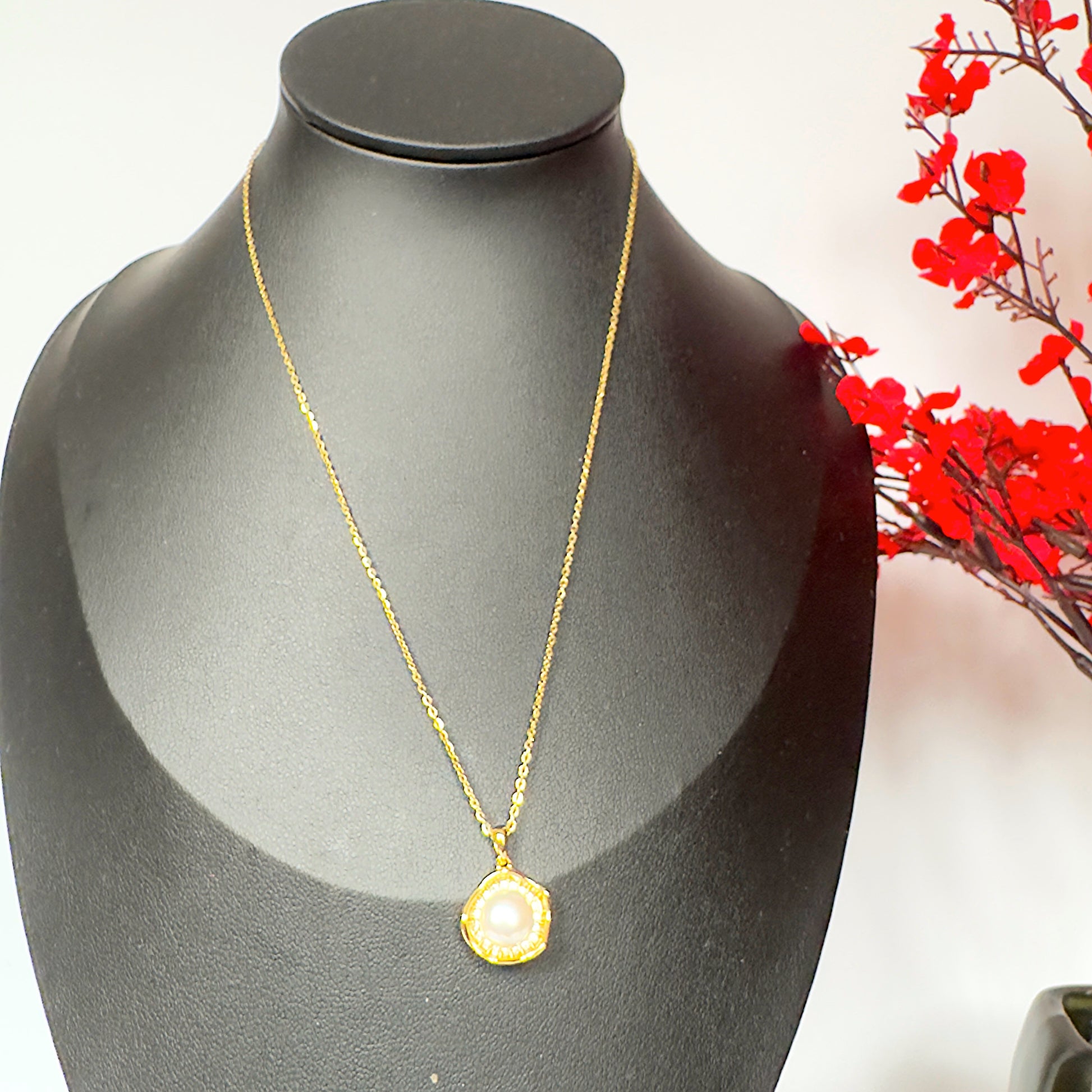 Open Circle Stone Pendant Necklace – Elegant Round Gold with Gem Detail