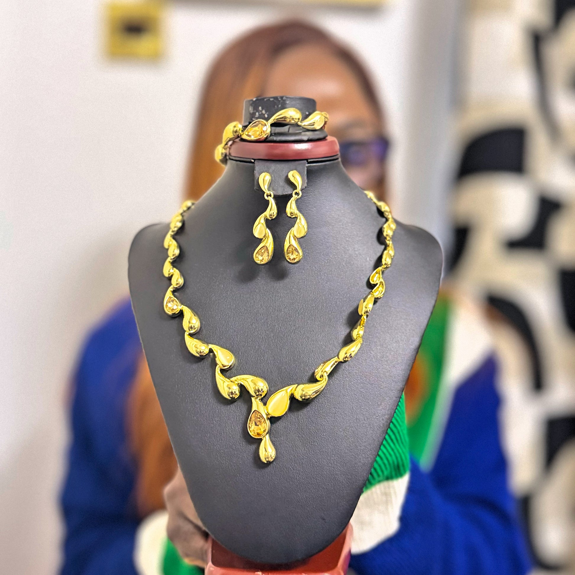 18K Gold Twisted Dangling Pendant Set