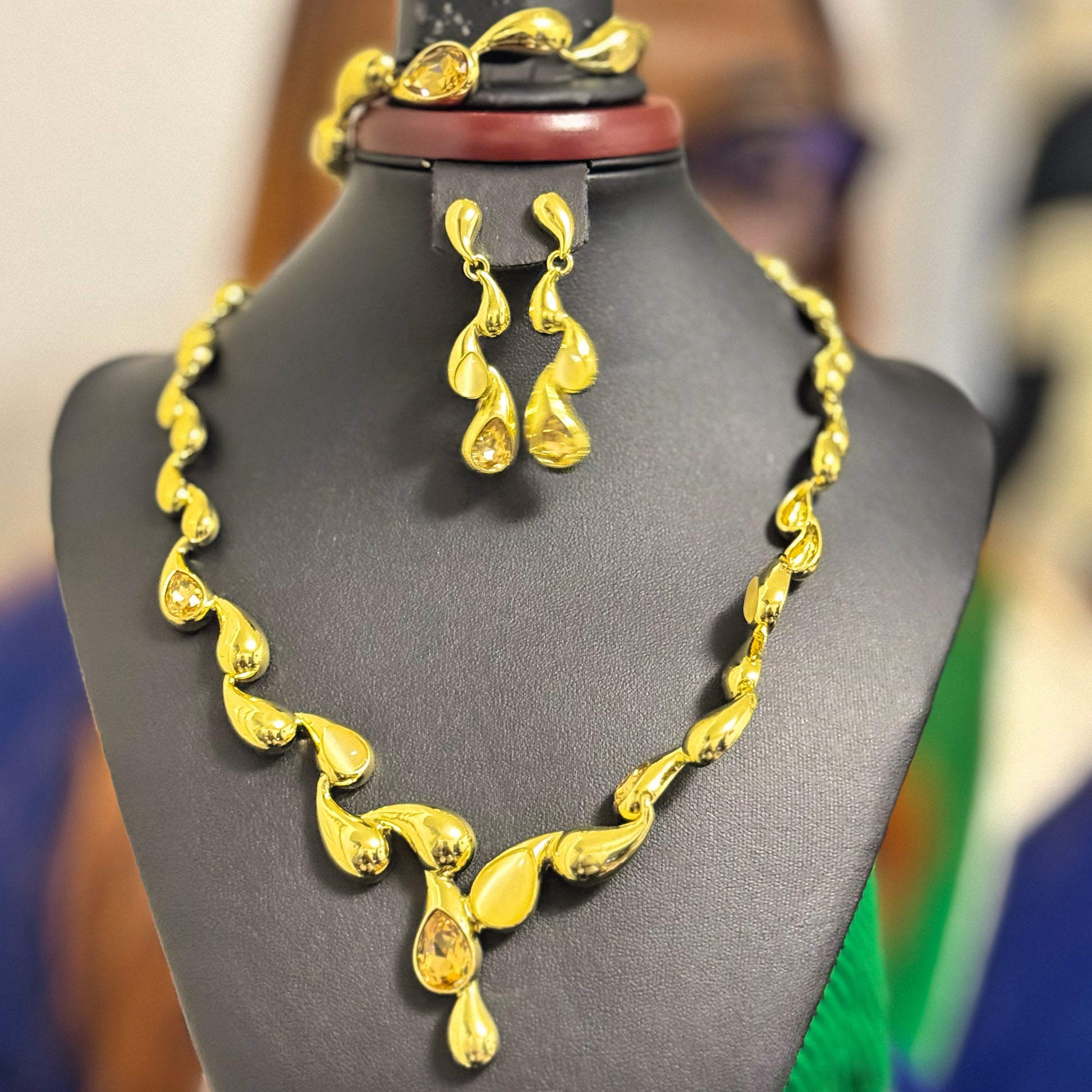 18K Gold Twisted Dangling Pendant Set