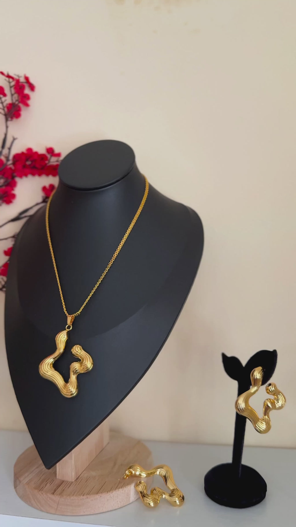 18K Gold Interlocked Pendant & Earrings Set