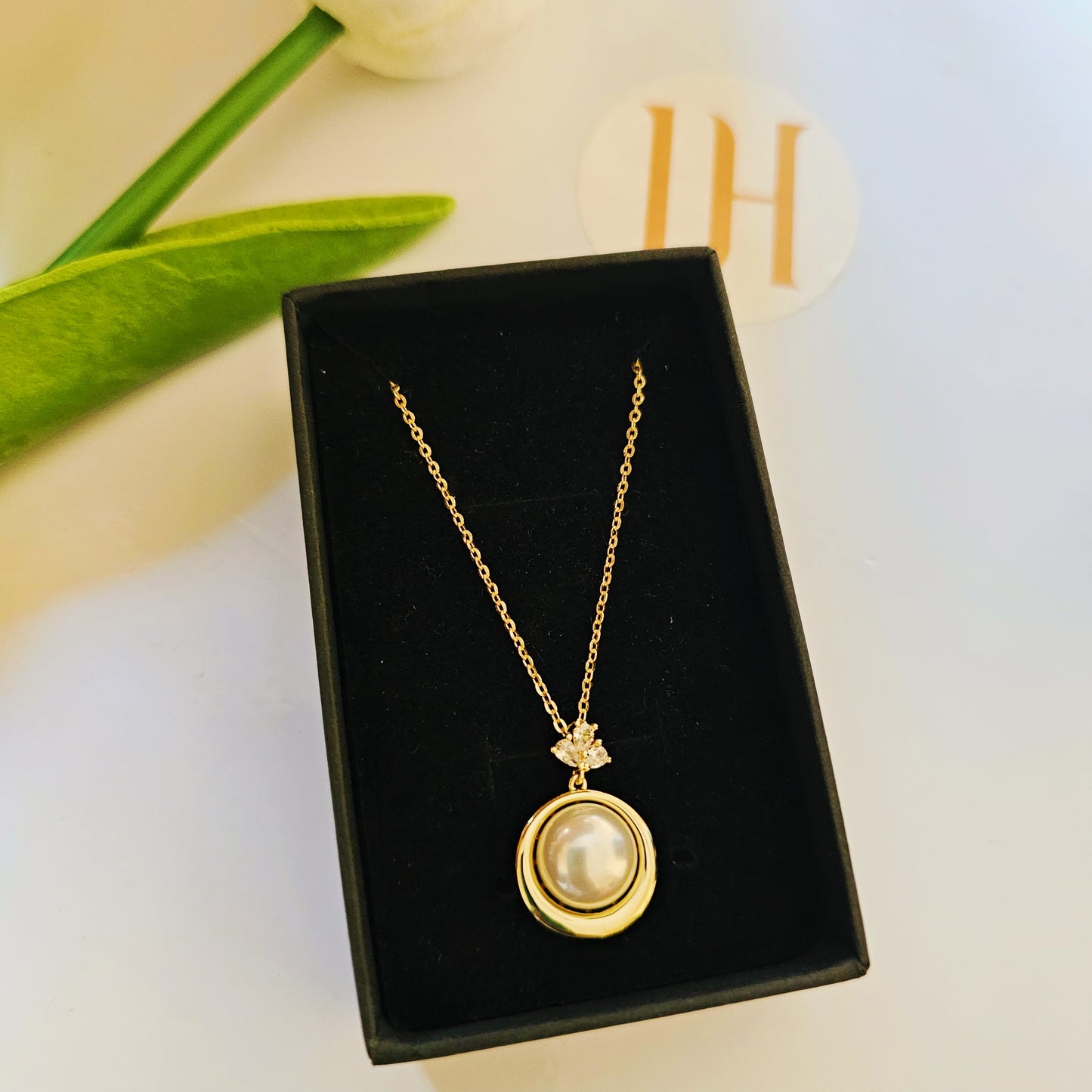 Open Circle Stone Pendant Necklace – Elegant Round Gold with Gem Detail