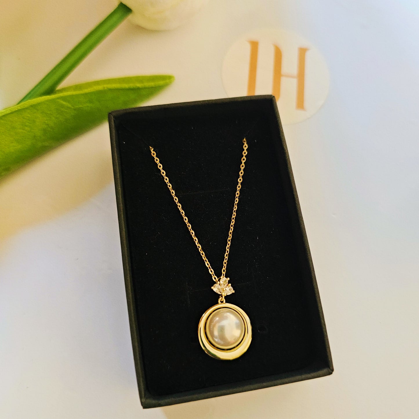 Open Circle Stone Pendant Necklace – Elegant Round Gold with Gem Detail