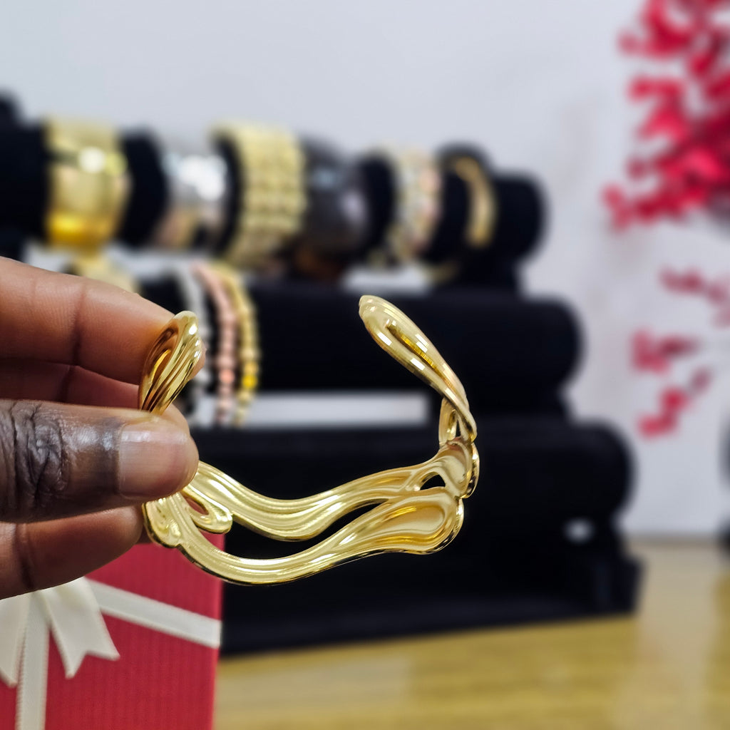 Twisted Gold Bracelet | Timeless Women’s Fashion Accessory